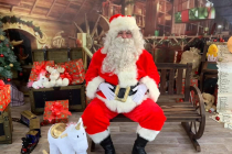 Père Noël dans son atelier