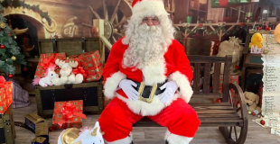Père Noël dans son atelier