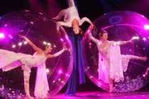 Numero acrobate aerien et danseurs bulles