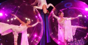 Numero acrobate aerien et danseurs bulles