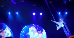Spectacle acrobate aerien et danseurs bulles