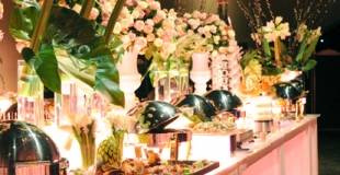 Location buffet lumineux - Décoration florale