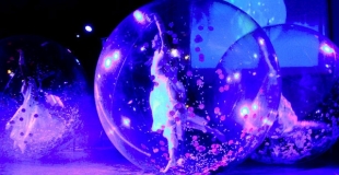 Une performance dansée dans une balle transparente.