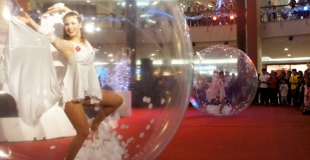 Danse dans un ballon transparent.