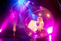 Un spectacle de danse avec une bulle de cristal.