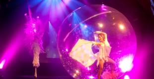 Un spectacle de danse avec une bulle de cristal.