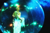2 danseuses dans une bulle de cristal