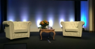 Location fauteuil chesterfield en cuir blanc