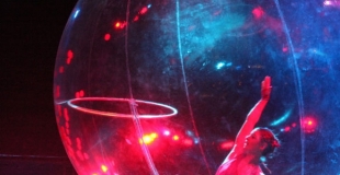 Hula-hoop dans une bulle de cristale