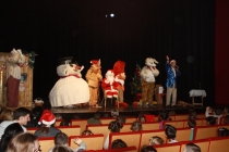 8 personnes sur scène