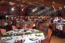 Salle Y. Deruy : un espace de 576 m² pouvant accueillir jusqu'à 550 personnes en plénière simple, 45