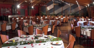 Salle Y. Deruy : un espace de 576 m² pouvant accueillir jusqu'à 550 personnes en plénière simple, 45