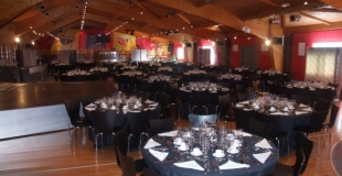 Salle Y. Deruy : un espace de 576 m² pouvant accueillir jusqu'à 550 personnes en plénière simple, 45