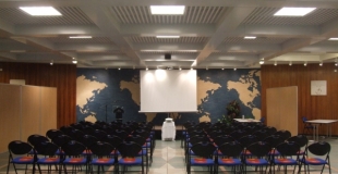 Salle J.Sadoul : un espace de 274 m² pouvant accueillir jusqu'à 200 personnes en plénière simple, 25