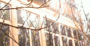 Une cascade d'artifice en intérieur