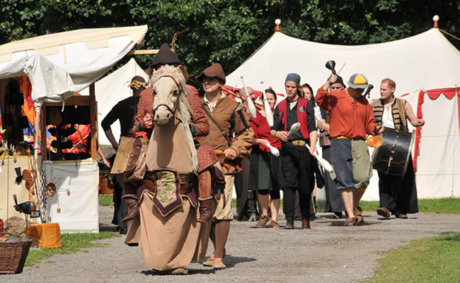 Organiser une fête médiévale avec des artistes en costume d'époque