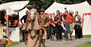Organiser une fête médiévale avec des artistes en costume d'époque