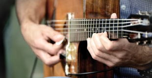 Groupe de jazz manouche ou tzigane en animation musicale d'un mariage