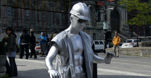 Statue humaine en animation de rue d'une collectivité