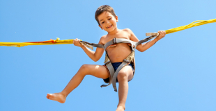 Louer un trampoline assisté par élastique pour une fête familiale