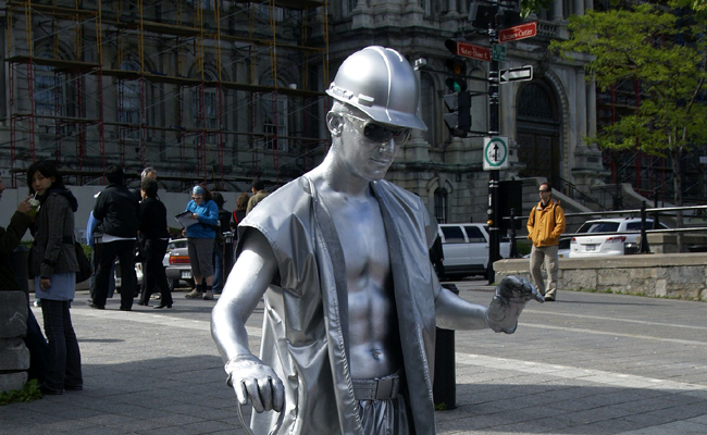 Statue humaine en animation de rue d'une collectivité
