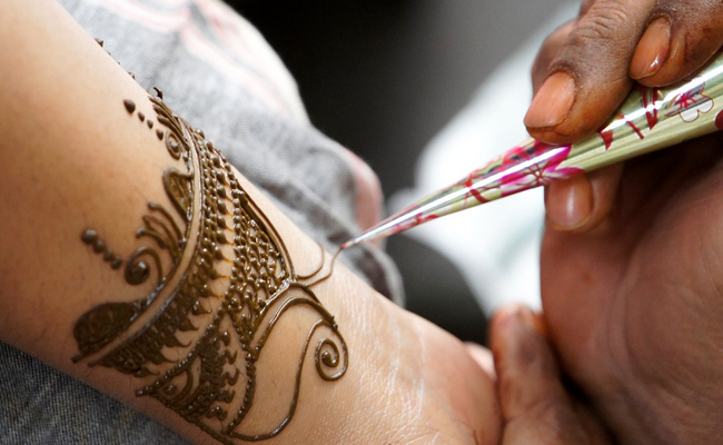 Tatoueuse et tatouage au henné : atelier maquillage oriental pour mariage