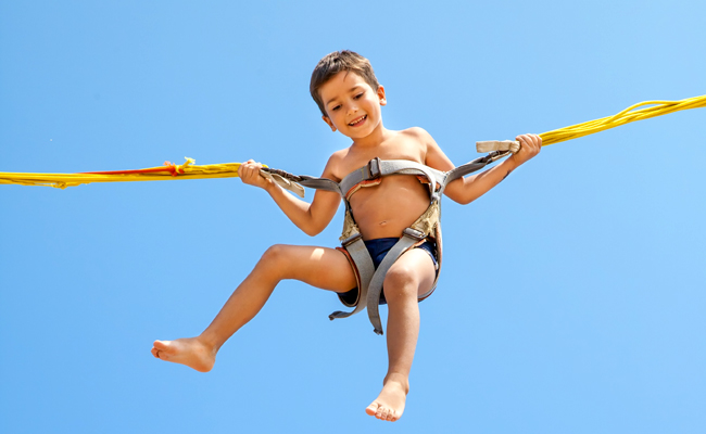 Louer un trampoline assisté par élastique pour une fête familiale