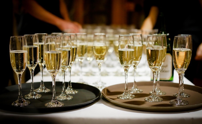 Diner Assis Buffet Ou Cocktail Dinatoire Pour Une Soiree D Entreprise