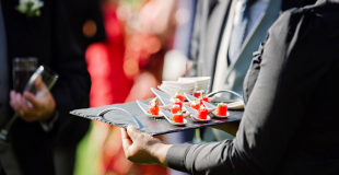 Quand et comment choisir son traiteur de mariage ?