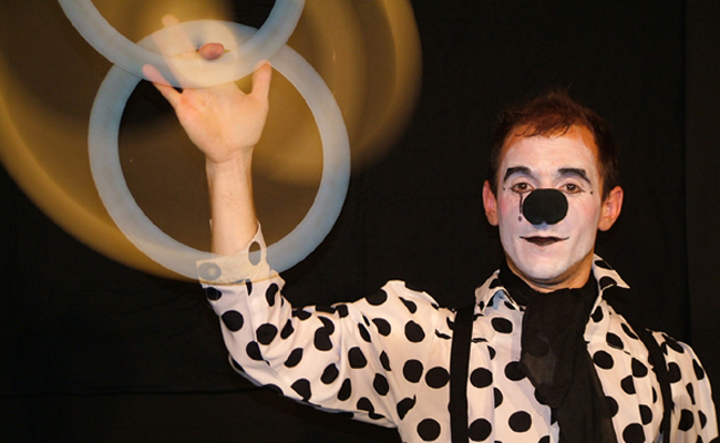 Spectacle de clown interactif pour faire rire les enfants pour l'arbre de Noël