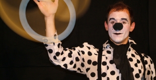 Spectacle de clown interactif pour faire rire les enfants pour l'arbre de Noël
