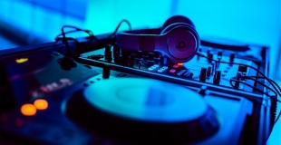 Comment choisir le bon DJ pour son mariage ? Nos conseils