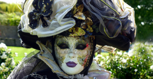 Fanfare et échassiers pour un défilé de carnaval