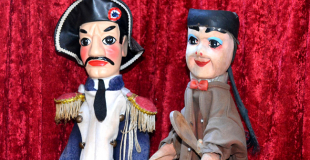 Spectacle marionnettes Guignol en animation enfants d'un arbre de Noël