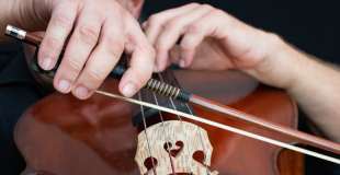Accueil musical soirée d'entreprise : violoncelliste ou quatuor à cordes