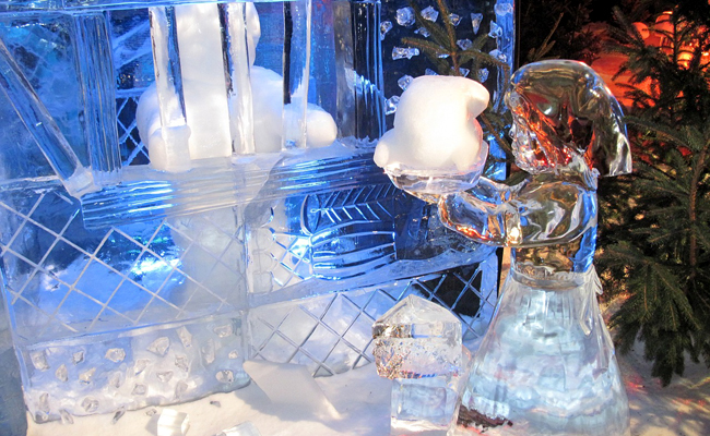 Sculpture sur glace pour un marché de Noël en démonstration ou atelier