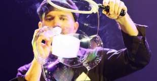 Greg, souffleur de bulles