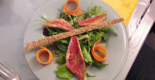 Plat cuisiné : rouget en salade.