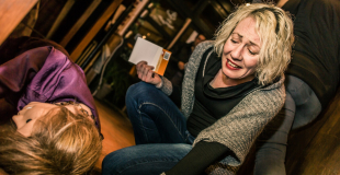Une enquêtrice en pleine observation