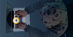 le hacker vu de haut tente de résoudre l'énigme de l'escape game