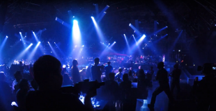 les clients du casino de Macau réalise une soirée extraordinaire avec du laser tag de Banana