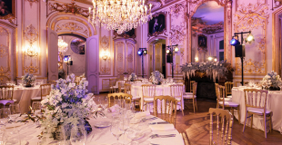 soirée de gala pour invités VIP suite à un défilé de mode d'une maison de haute couture