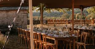 Location tente nomade avec tables et chaises
