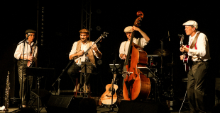 le groupe sur scène