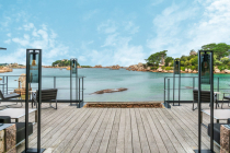 hôtel niché dans une crique en bretagne