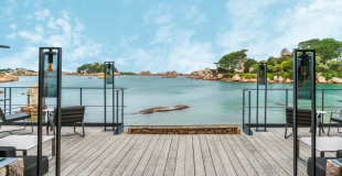 hôtel niché dans une crique en bretagne