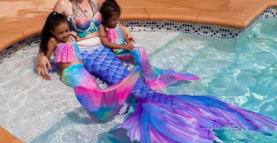 Freya la sirène avec 2 enfants en costume de sirène dans une piscine