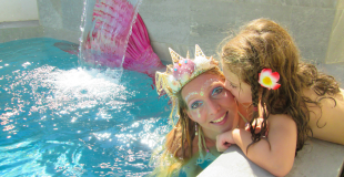 Une enfant fait un bisous à Freya la sirène