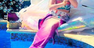 Freya la sirène dans un coquillage géant avec sa queue de sirène rose