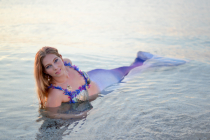 Freya la sirène allonger en bord de mer